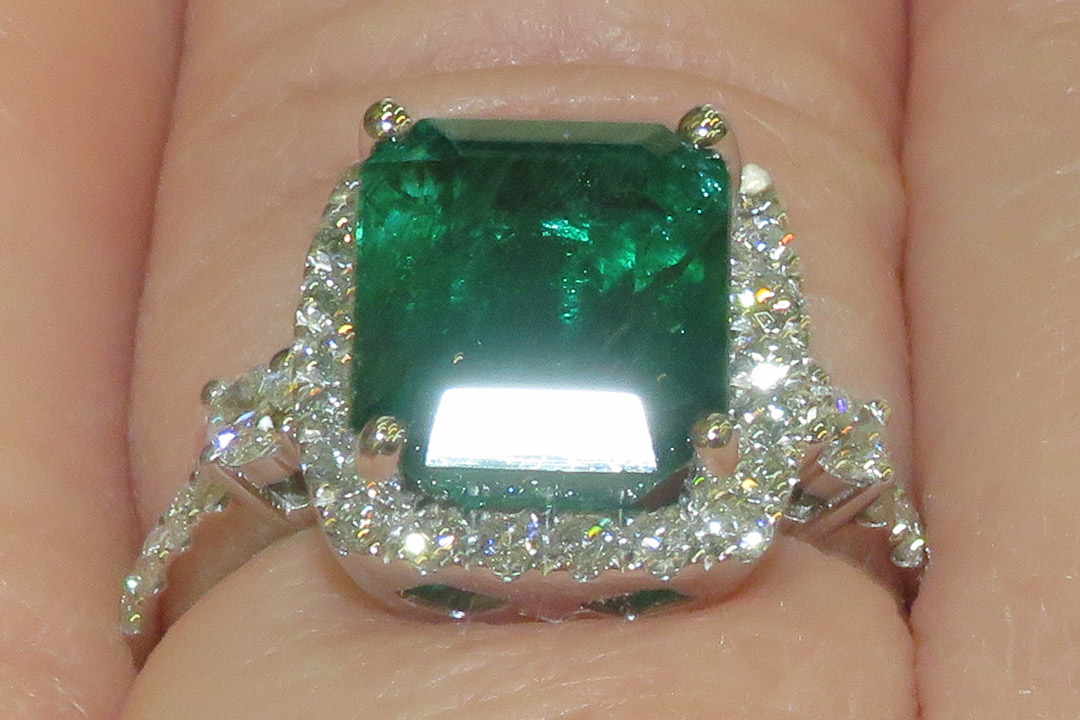 4th Image of a N/A PLATINUM EMERALD BERYL & DIAMOND RING