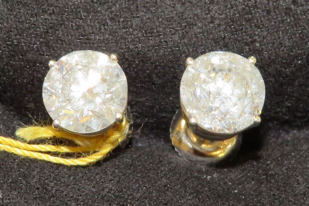 0th Image of a N/A 18K GOLD DIAMOND STUD EARRINGS