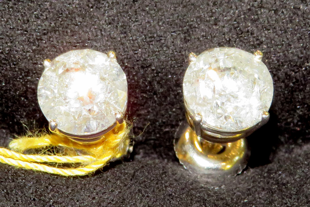 1st Image of a N/A 18K GOLD DIAMOND STUD EARRINGS
