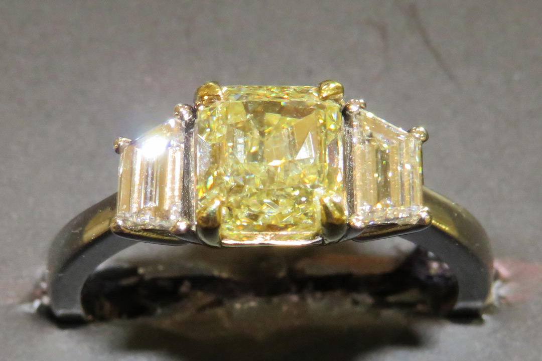 0th Image of a N/A LADIES CAST 3 DIAMOND RING