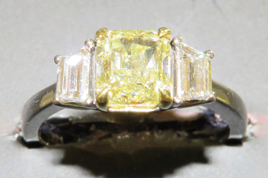 1st Image of a N/A LADIES CAST 3 DIAMOND RING