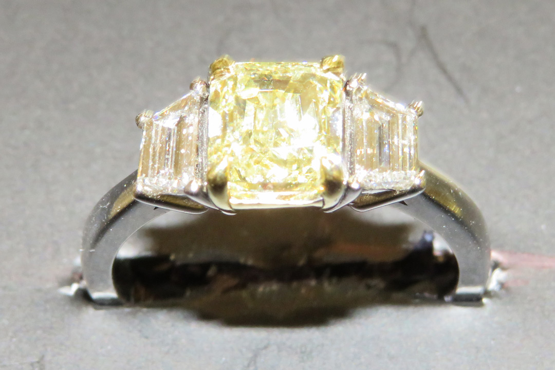 2nd Image of a N/A LADIES CAST 3 DIAMOND RING