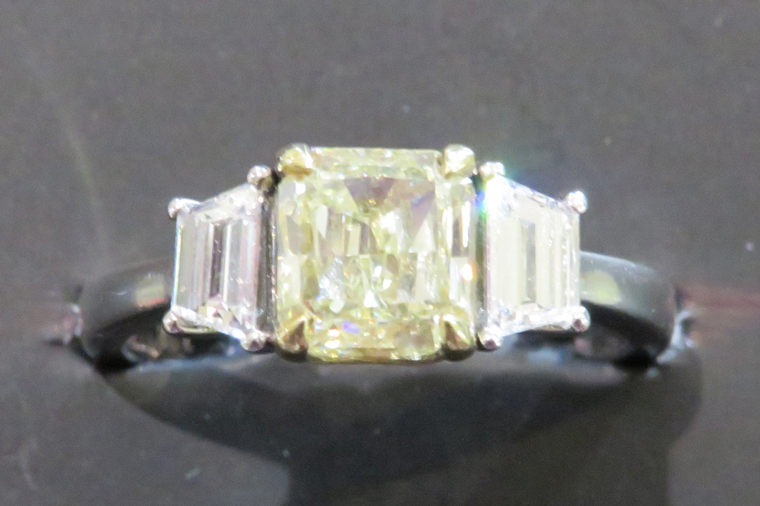 3rd Image of a N/A LADIES CAST 3 DIAMOND RING