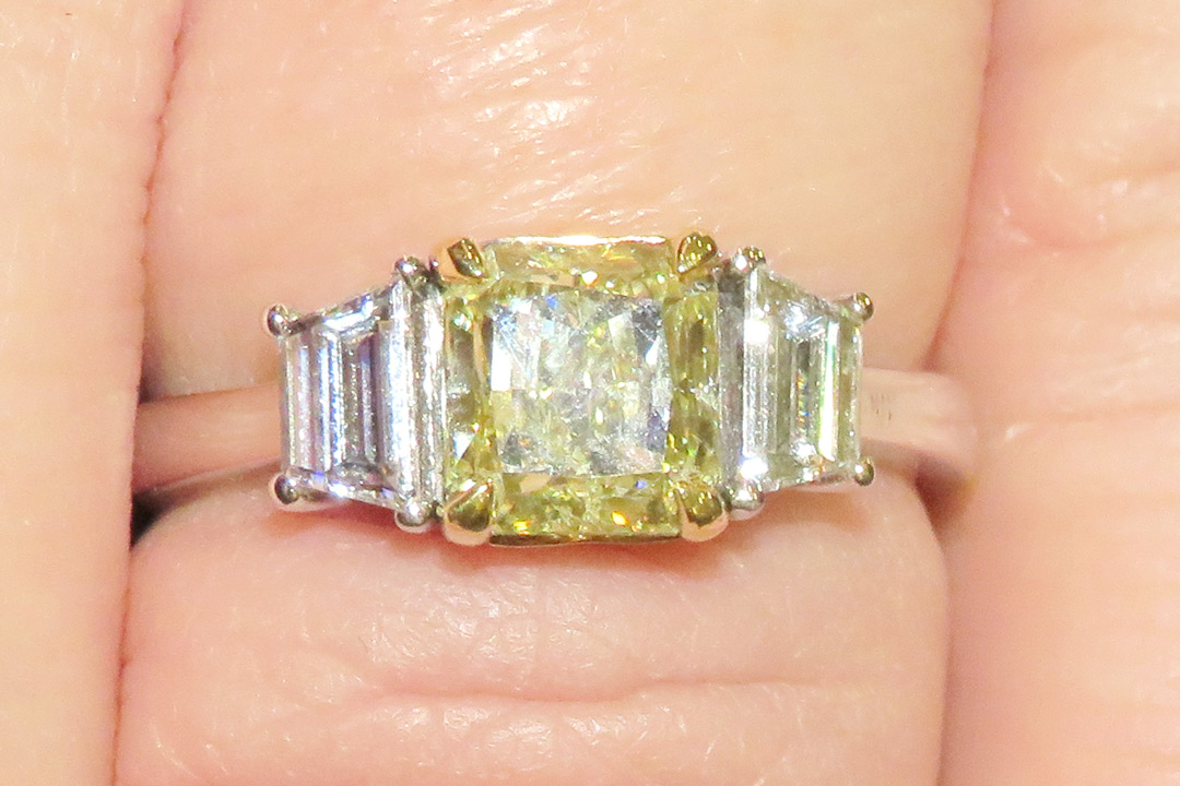 4th Image of a N/A LADIES CAST 3 DIAMOND RING