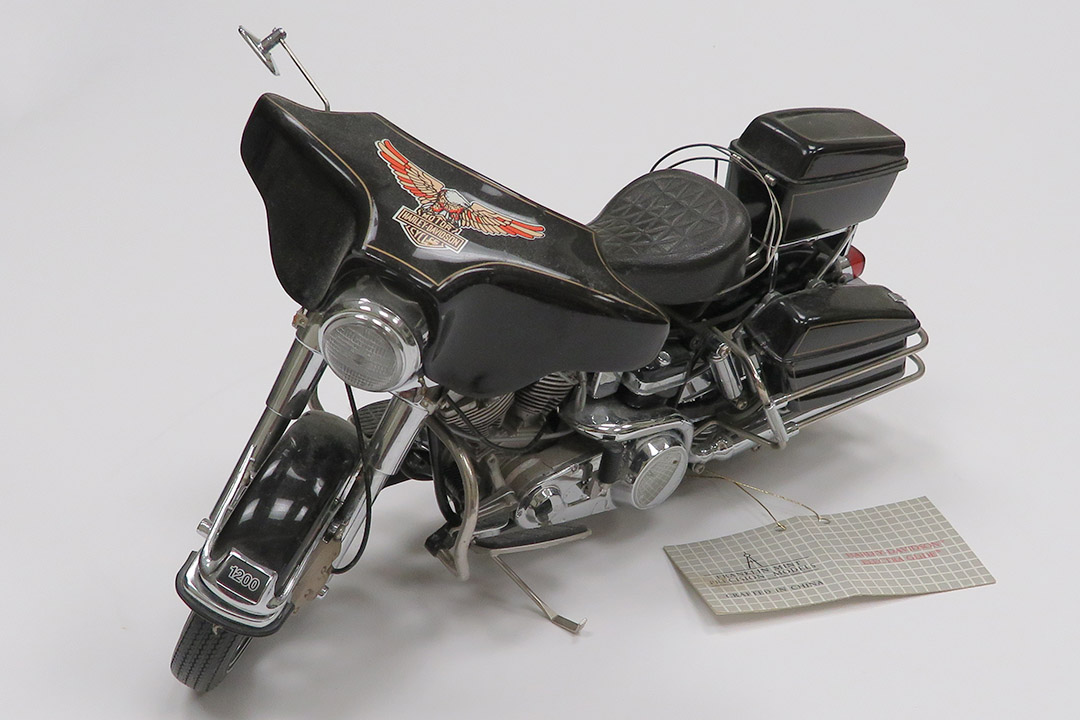 2nd Image of a 1976 HARLEY-DAVIDSON ELCTRA DIE CAST