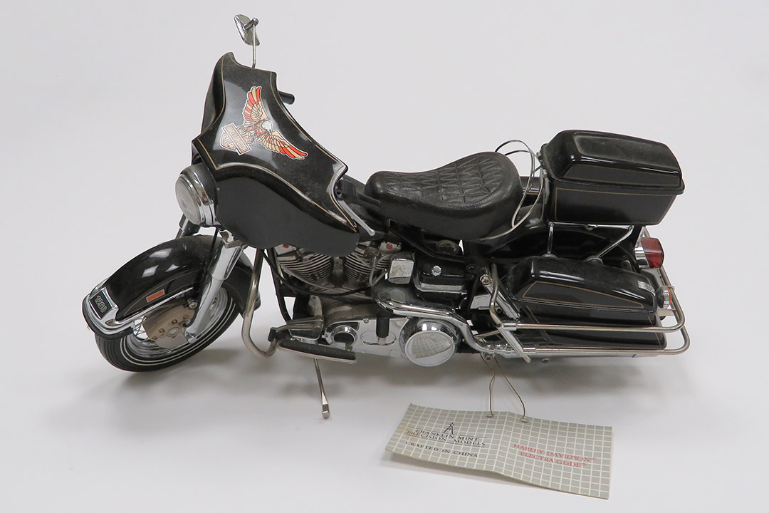 3rd Image of a 1976 HARLEY-DAVIDSON ELCTRA DIE CAST