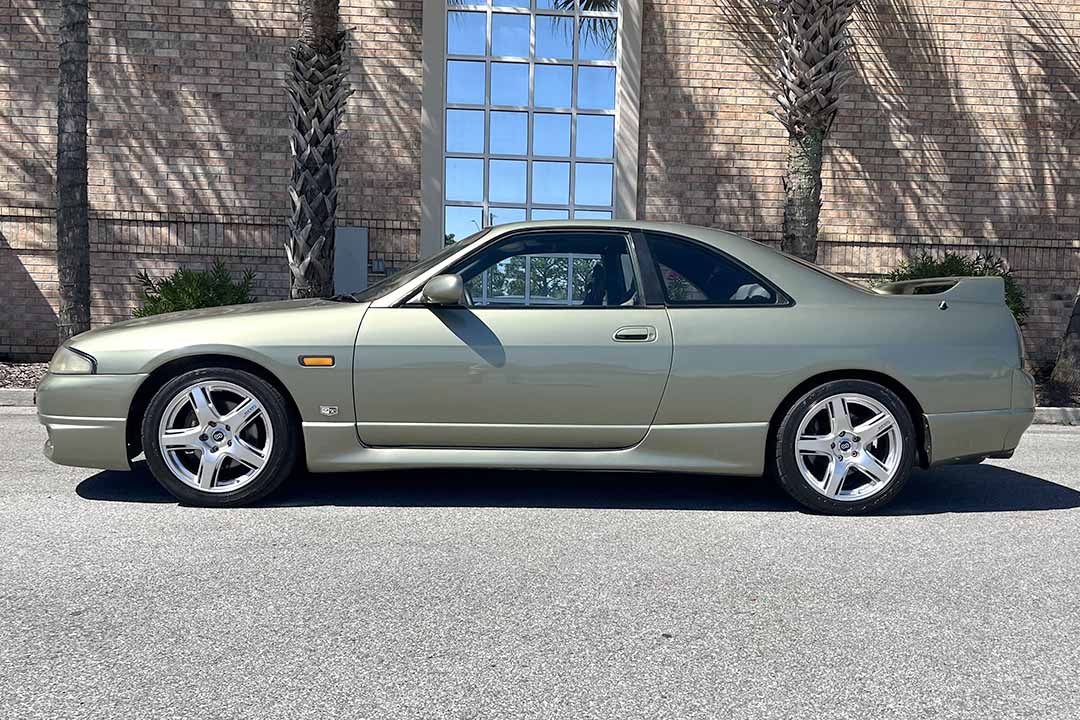 2nd Image of a 1995 NISSAN SKYLINE GT-R