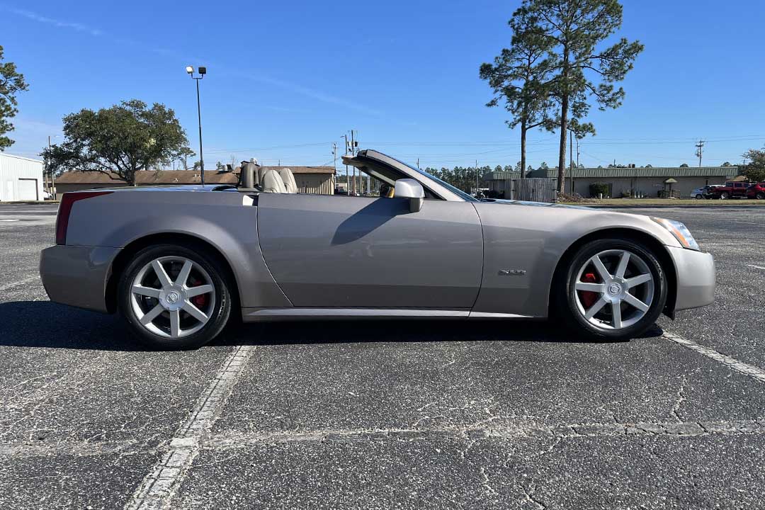 2nd Image of a 2004 CADILLAC XLR