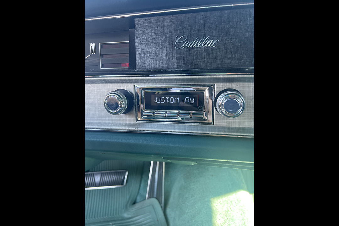 2nd Image of a 1971 CADILLAC DEVILLE