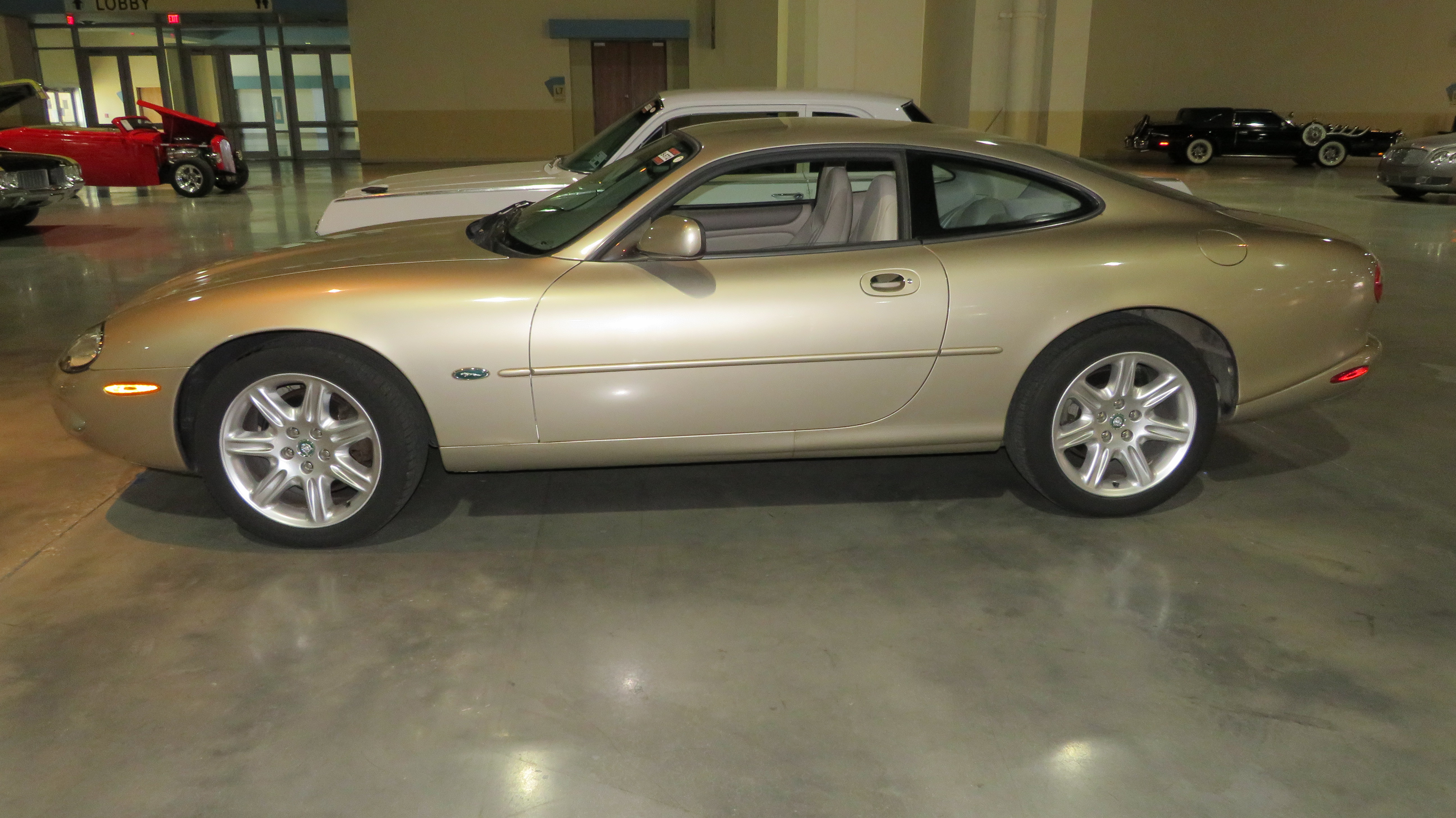 2nd Image of a 2000 JAGUAR XK8