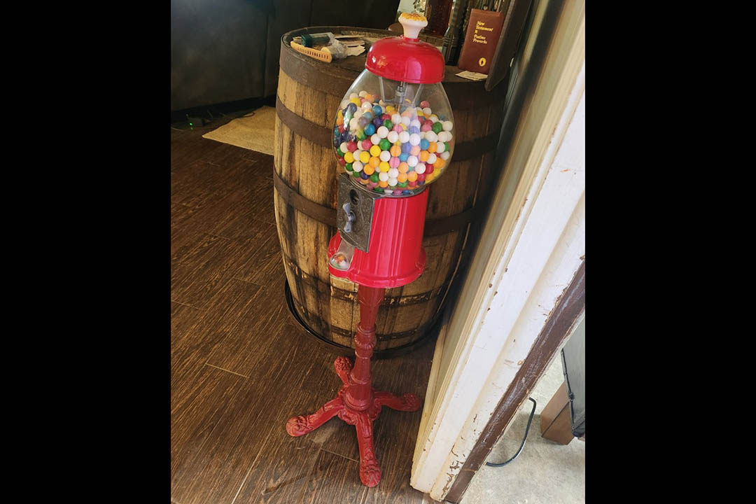 2nd Image of a N/A GUMBALL MACHINE