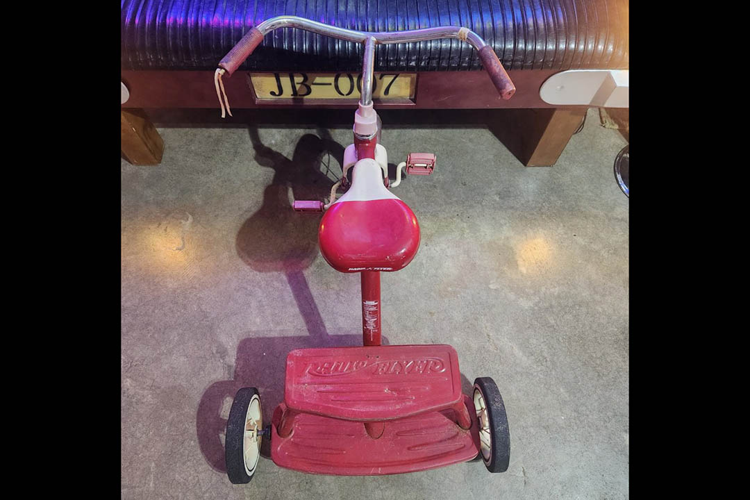 2nd Image of a N/A RADIO FLYER TRICYCLE