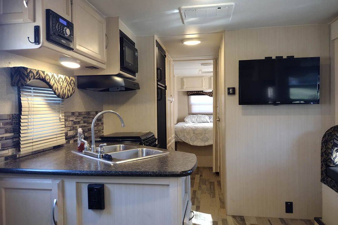 3rd Image of a 2017 WINNEBAGO MINNIE 2500 FL