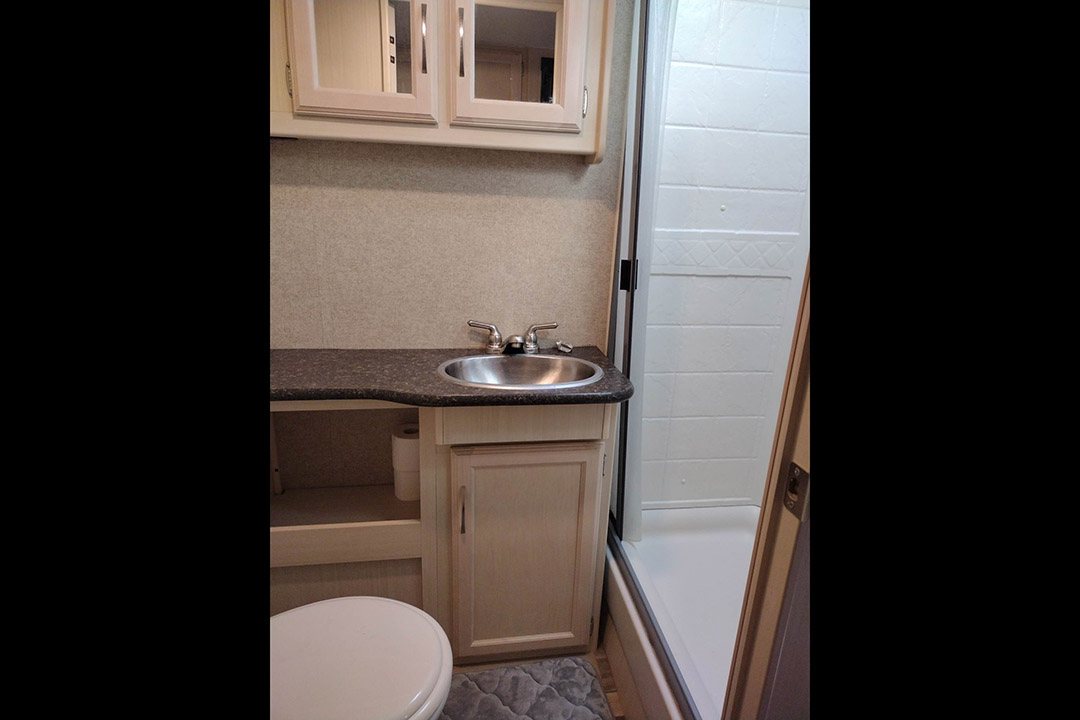 8th Image of a 2017 WINNEBAGO MINNIE 2500 FL