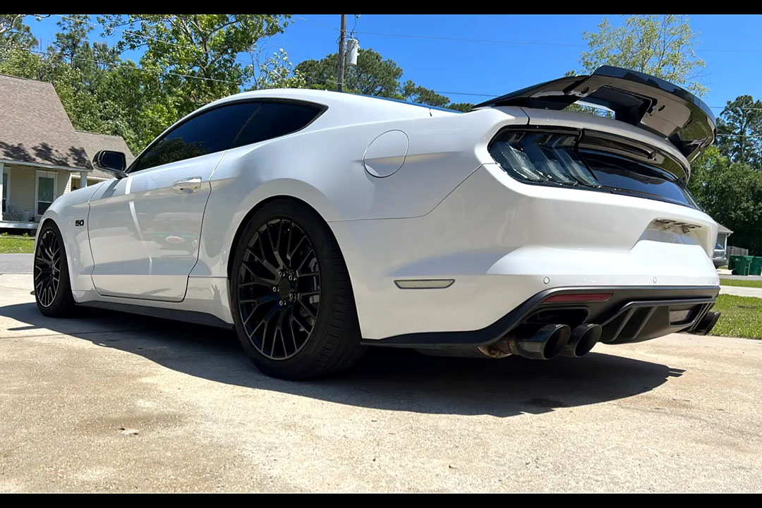 2nd Image of a 2016 FORD MUSTANG GT