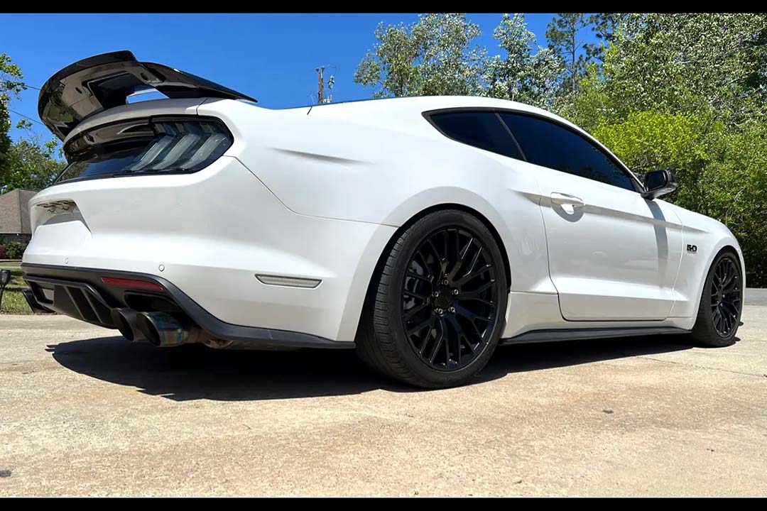 3rd Image of a 2016 FORD MUSTANG GT