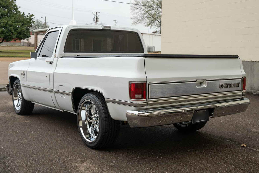 2nd Image of a 1982 CHEVROLET C10