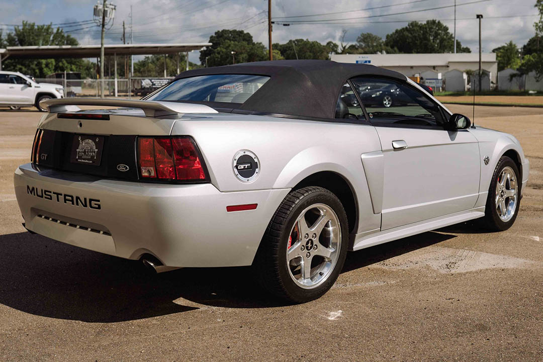 3rd Image of a 2004 FORD MUSTANG