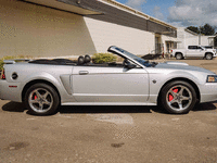 Image 10 of 36 of a 2004 FORD MUSTANG