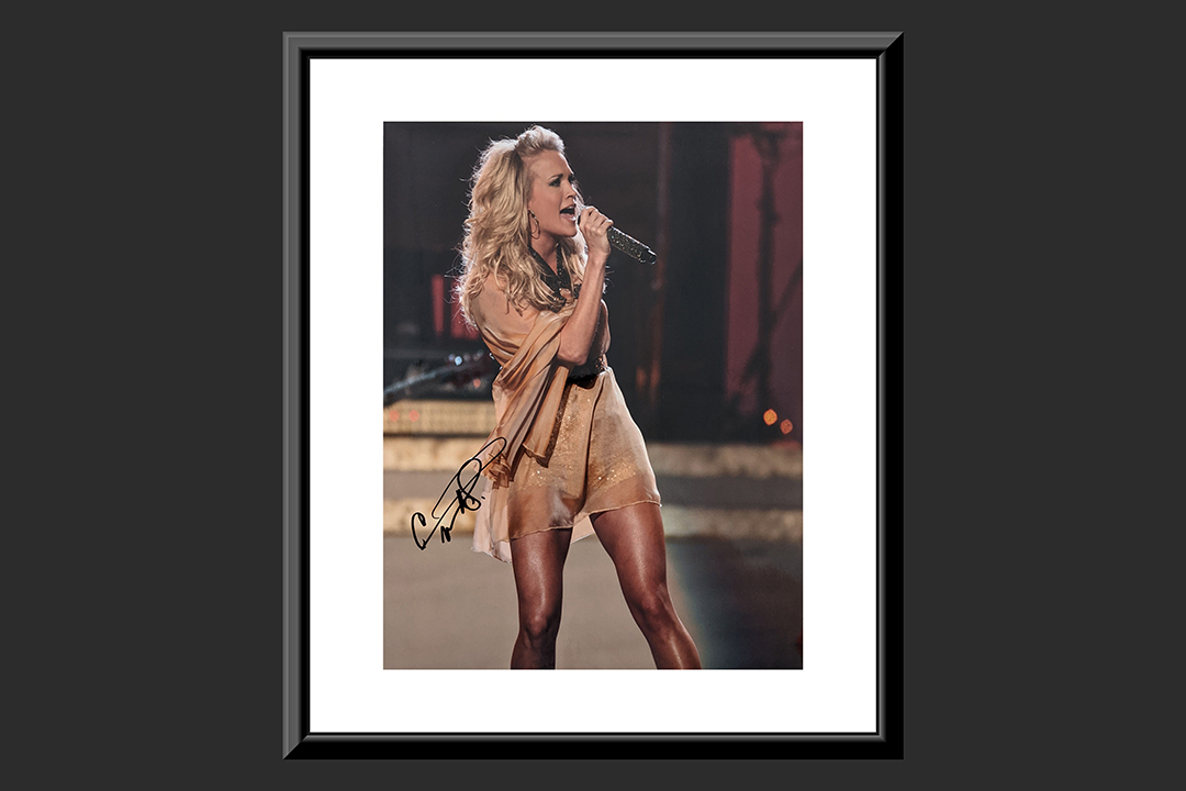 0th Image of a N/A CARRIE UNDERWOOD SIGNED PHOTO