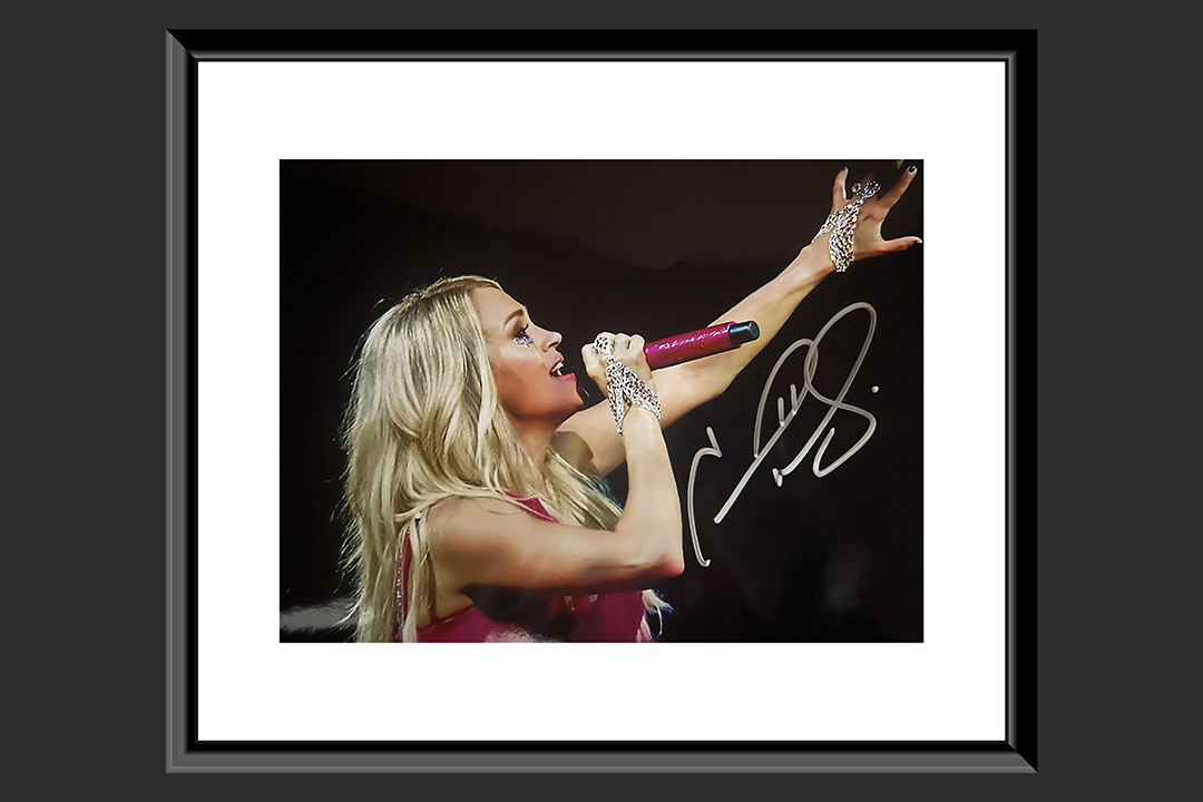 0th Image of a N/A CARRIE UNDERWOOD SIGNED PHOTO