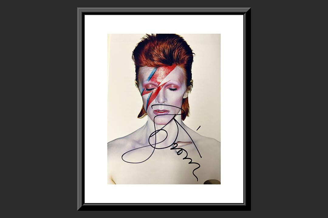 0th Image of a N/A ALADDIN SANE DAVID BOWIE SIGNED PHOTO