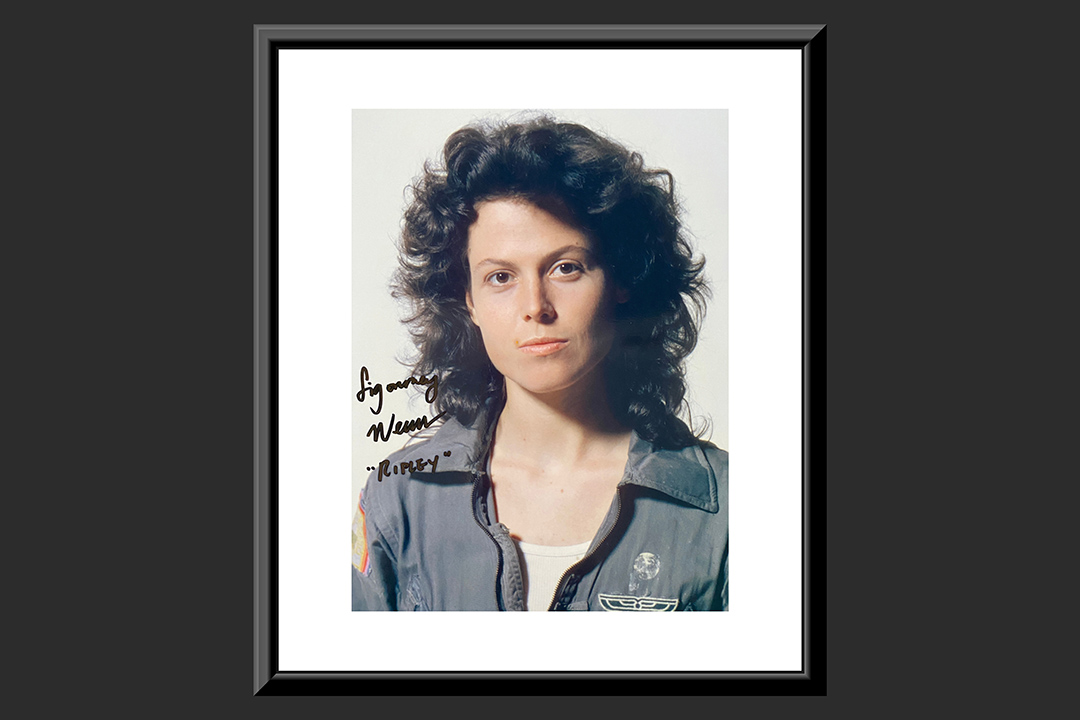 0th Image of a N/A ALIEN SIGOURNEY WEAVER SIGNED MOVIE PHOTO