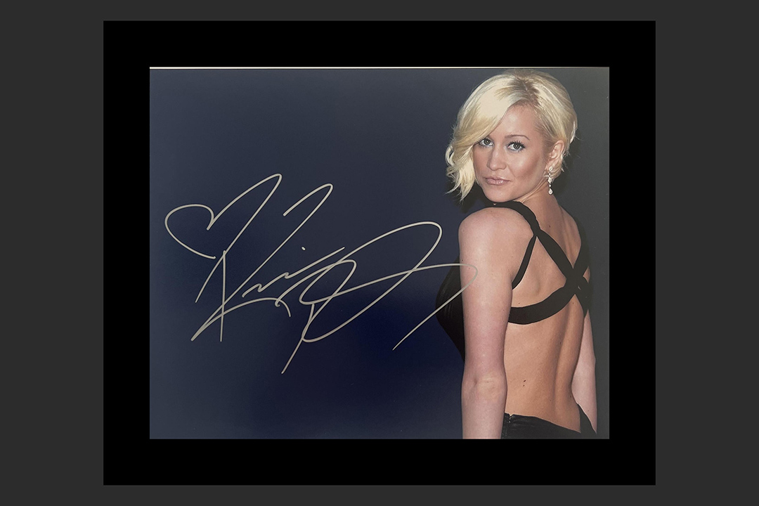 0th Image of a N/A COUNTRY SINGER KELLIE PICKLER SIGNED PHOTO