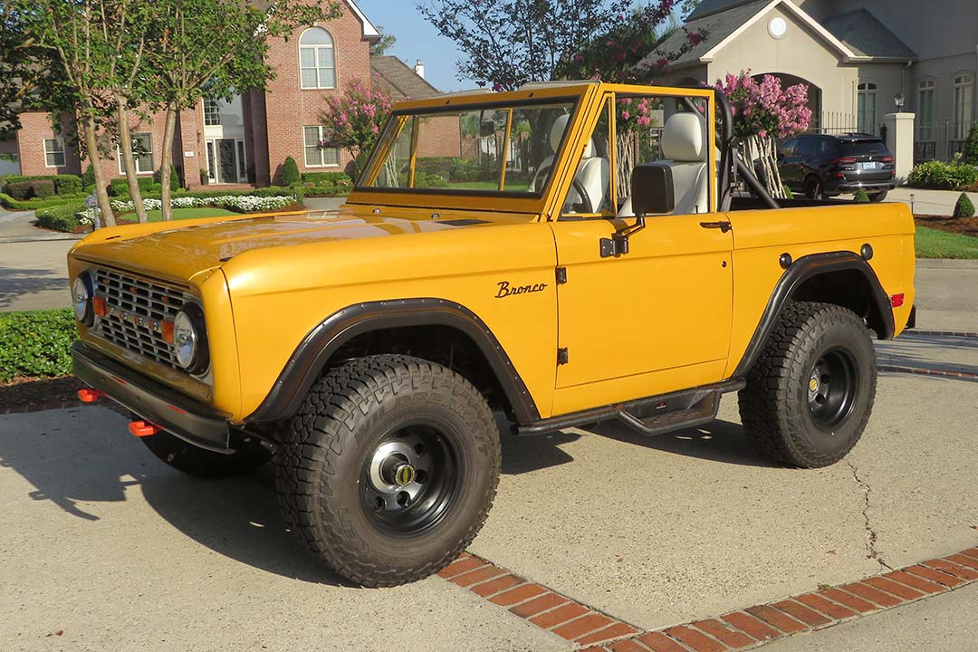 2nd Image of a 1969 FORD BRONCO 4X4