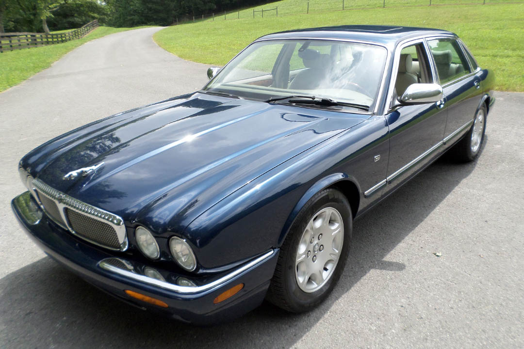 2nd Image of a 2002 JAGUAR XJ8 XJ VANDEN PLAS