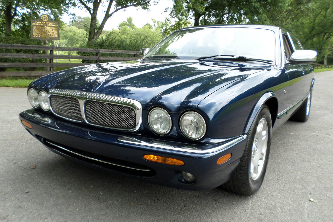 3rd Image of a 2002 JAGUAR XJ8 XJ VANDEN PLAS