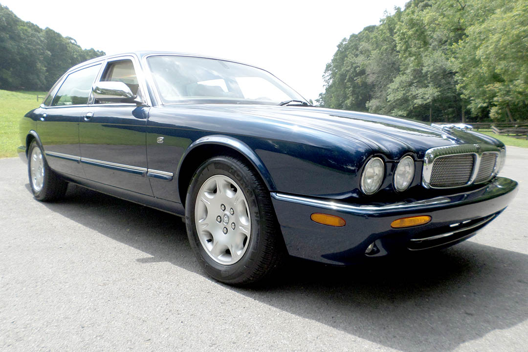 4th Image of a 2002 JAGUAR XJ8 XJ VANDEN PLAS