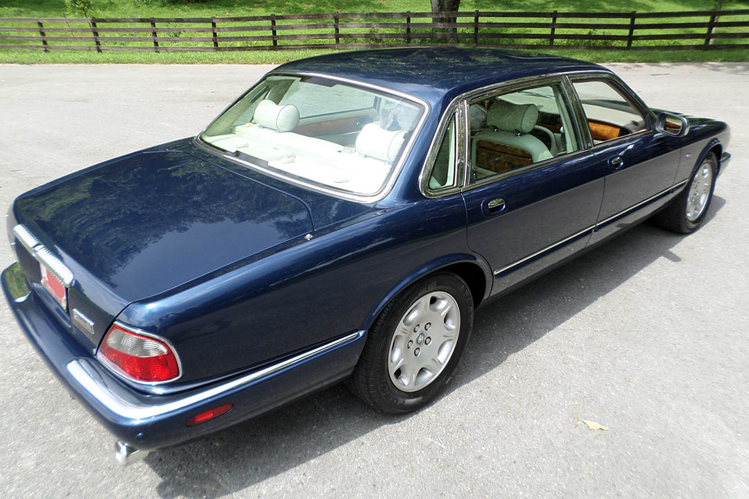 8th Image of a 2002 JAGUAR XJ8 XJ VANDEN PLAS