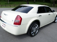Image 5 of 19 of a 2006 CHRYSLER 300C