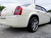 Image 7 of 19 of a 2006 CHRYSLER 300C