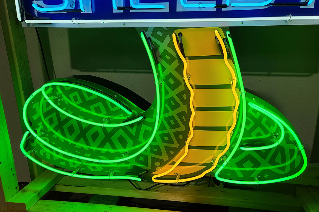 4th Image of a N/A SHELBY SNAKE TIN ANIMATED