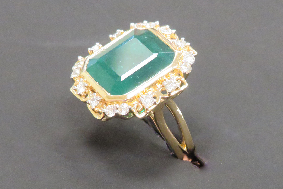 2nd Image of a N/A LADY'S EMERALD DIAMOND RING