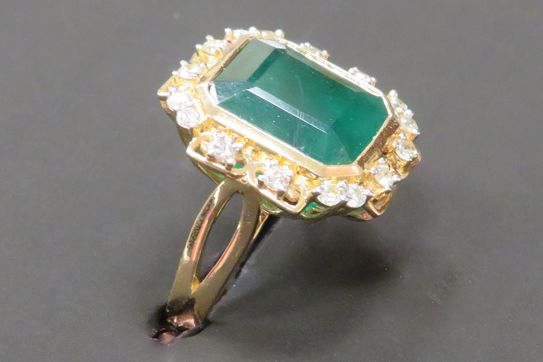 3rd Image of a N/A LADY'S EMERALD DIAMOND RING