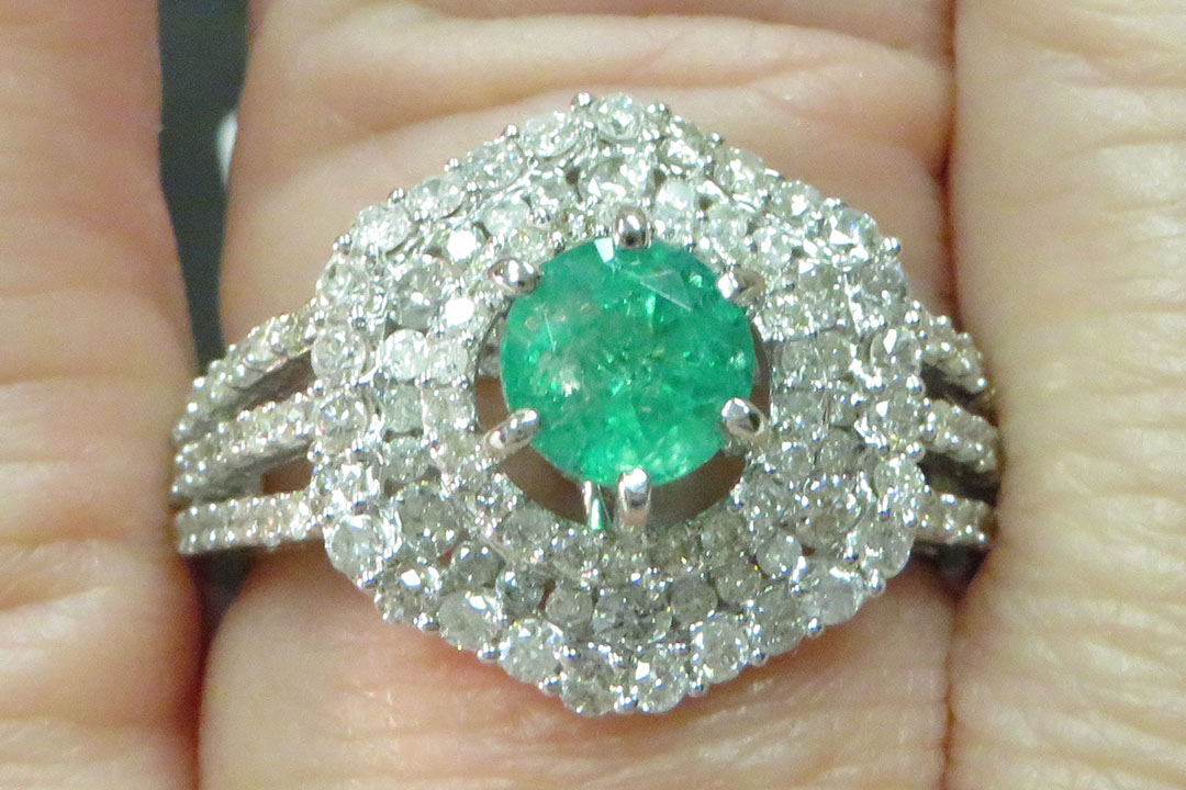 3rd Image of a N/A GOLD EMERALD DIAMOND