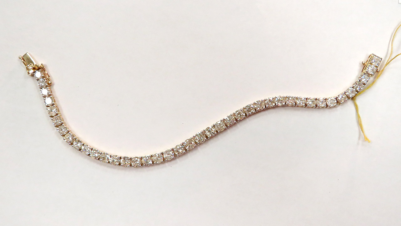 1st Image of a N/A GOLD DIAMOND BRACELET