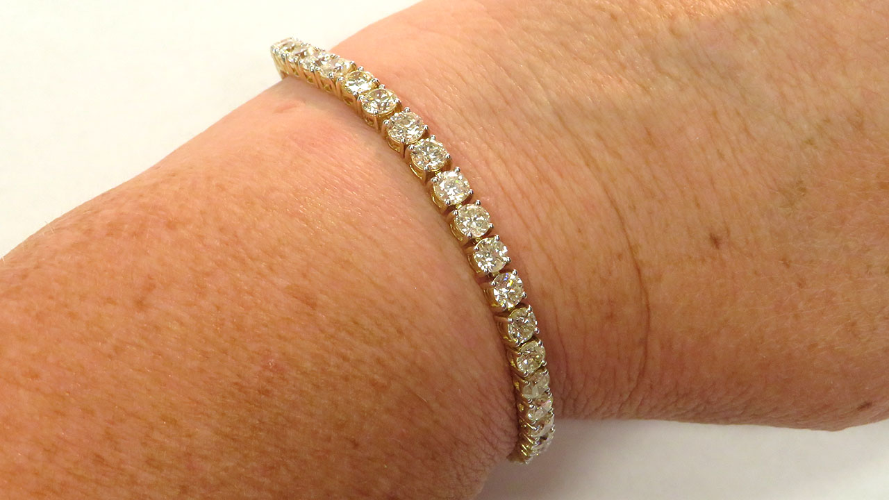 2nd Image of a N/A GOLD DIAMOND BRACELET