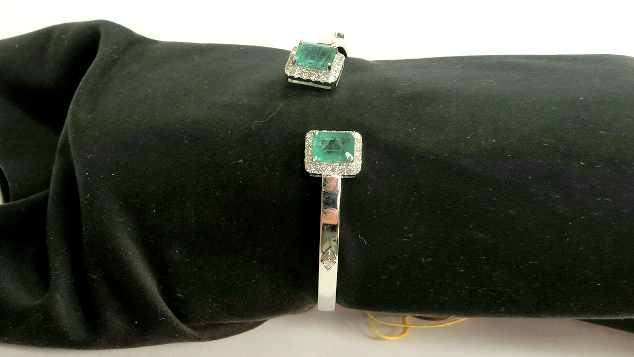 1st Image of a N/A 18K GOLD EMERALD DIAMOND BANGLE