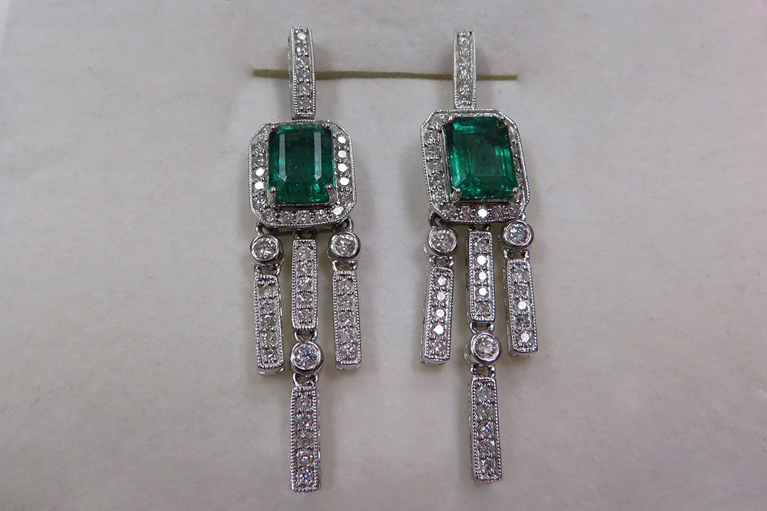 0th Image of a N/A PLATINUM LADIES CAST EMERALD & DIAMOND DANGLE