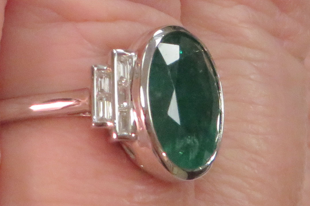 5th Image of a N/A PLATINUM EMERALD DIAMOND