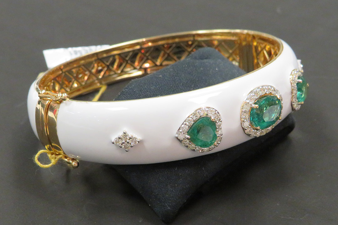 2nd Image of a N/A YELLOW GLD EMERALD BERYL & DIAMOND