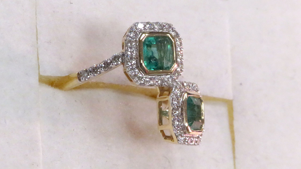 2nd Image of a N/A 18K YEL GLD EMERALD BERYL & DIAMOND