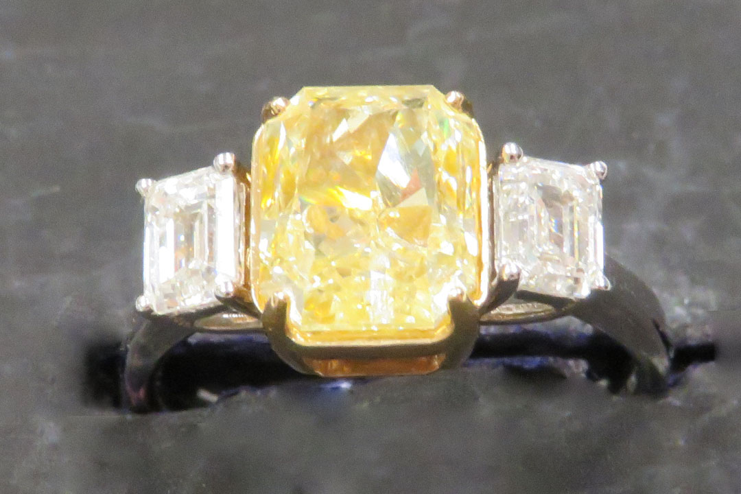 2nd Image of a N/A 2 TONE DIAMOND RING