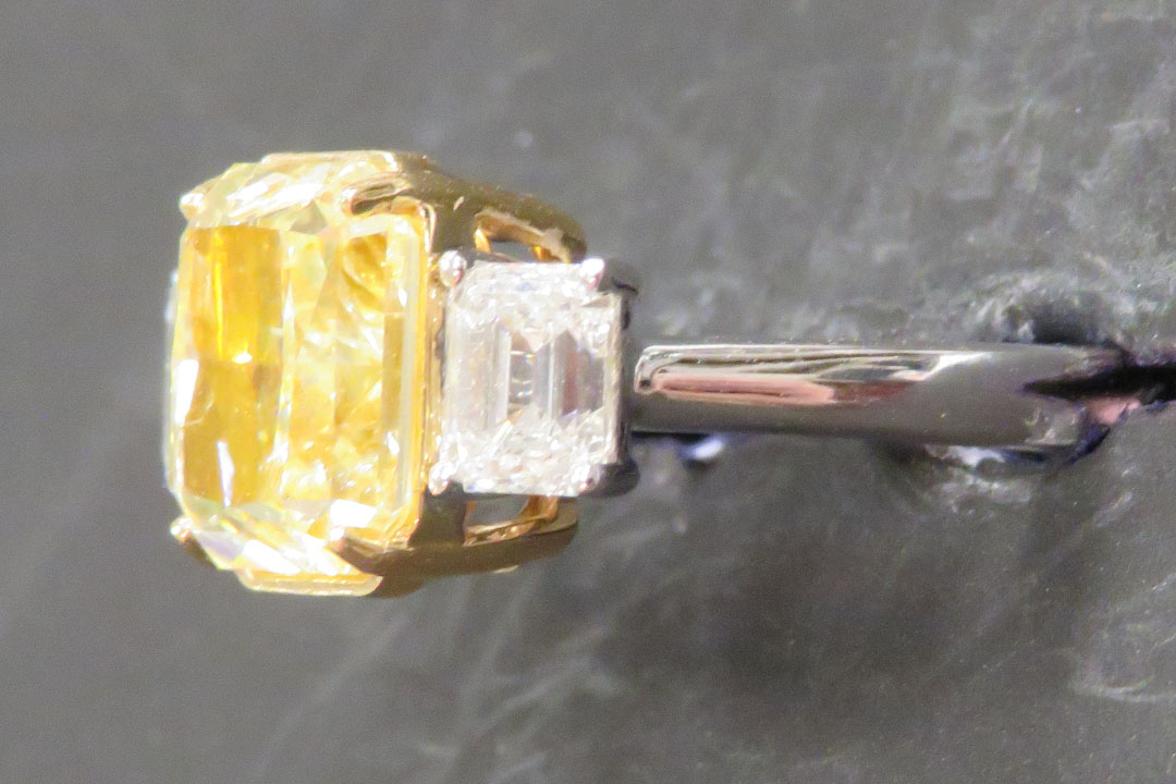 4th Image of a N/A 2 TONE DIAMOND RING