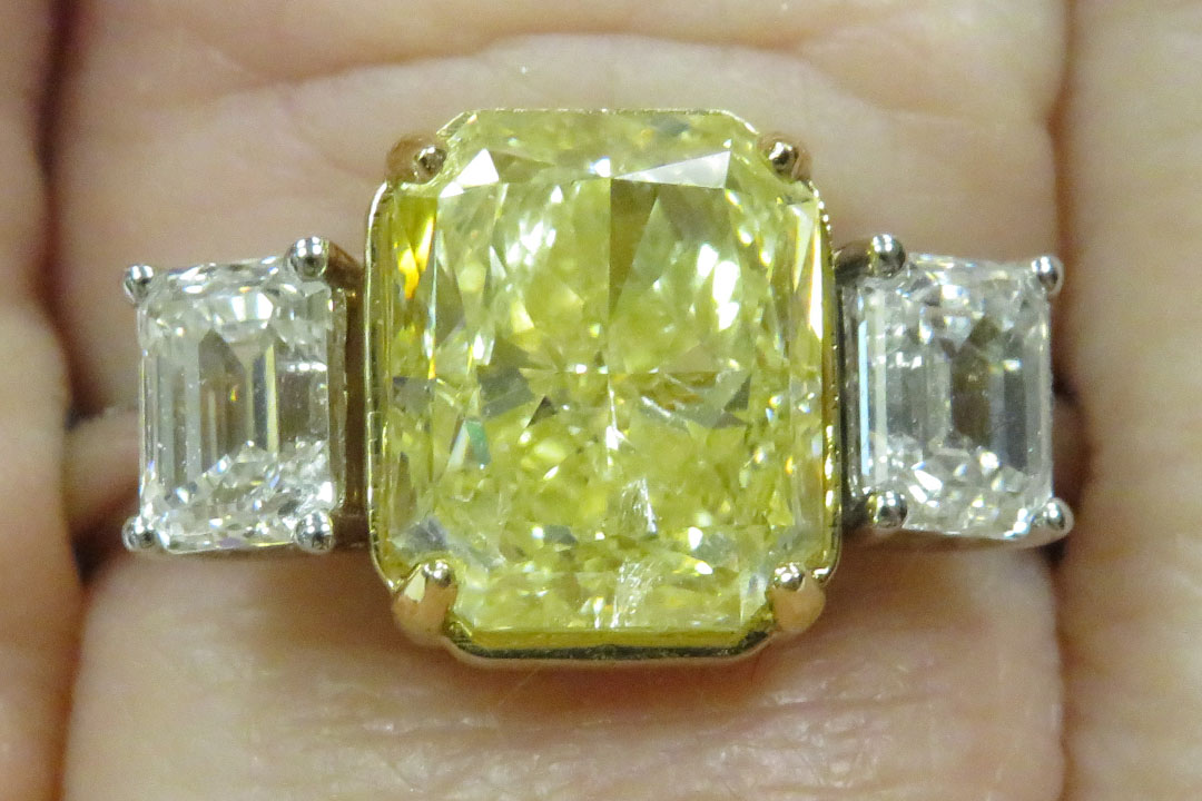 5th Image of a N/A 2 TONE DIAMOND RING