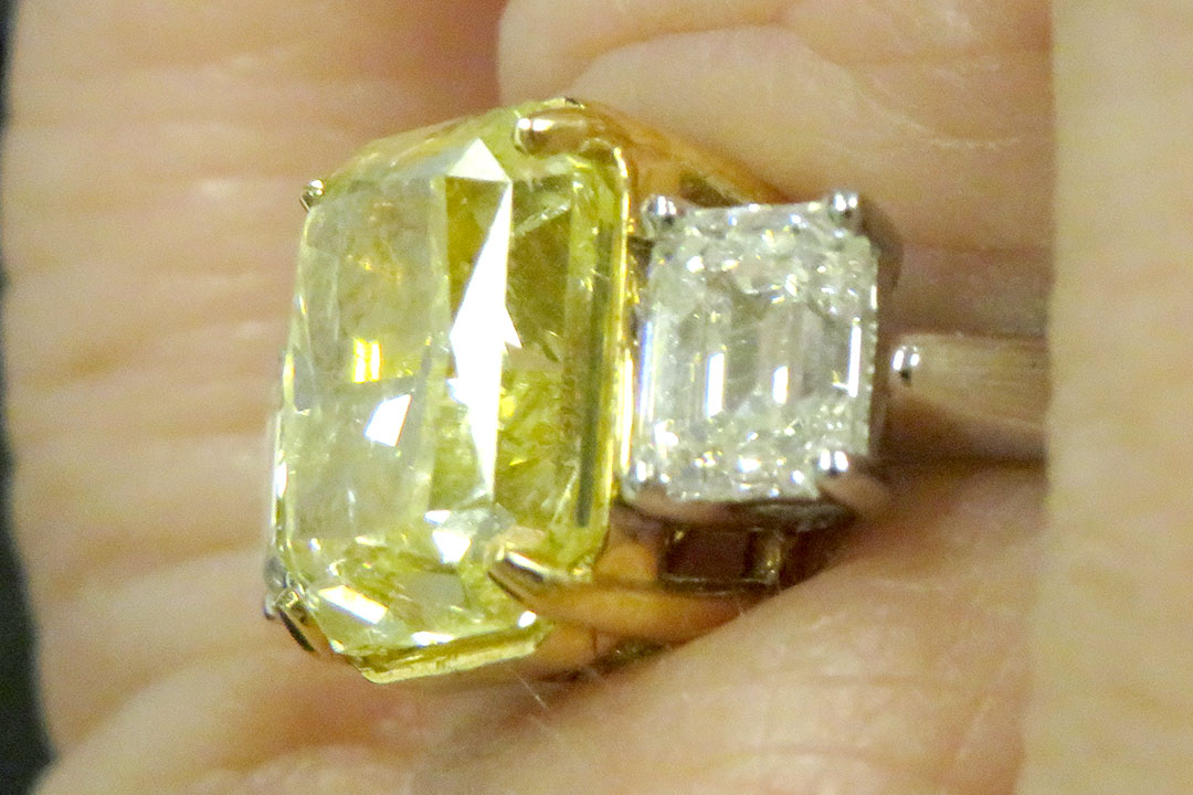 7th Image of a N/A 2 TONE DIAMOND RING